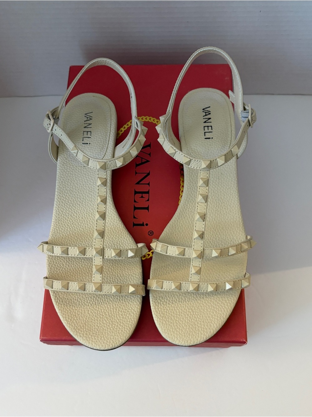 Vaneli Brunel Leather Sandals Bone Cream Studded T-Strap SZ 9 M Women's EUC EX
